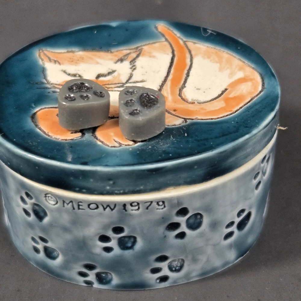 Vintage 1979 Meow Ceramic Cat Trinket Box Brooch Pin & Paw Earrings Jewelry Set - Picture 2 of 7